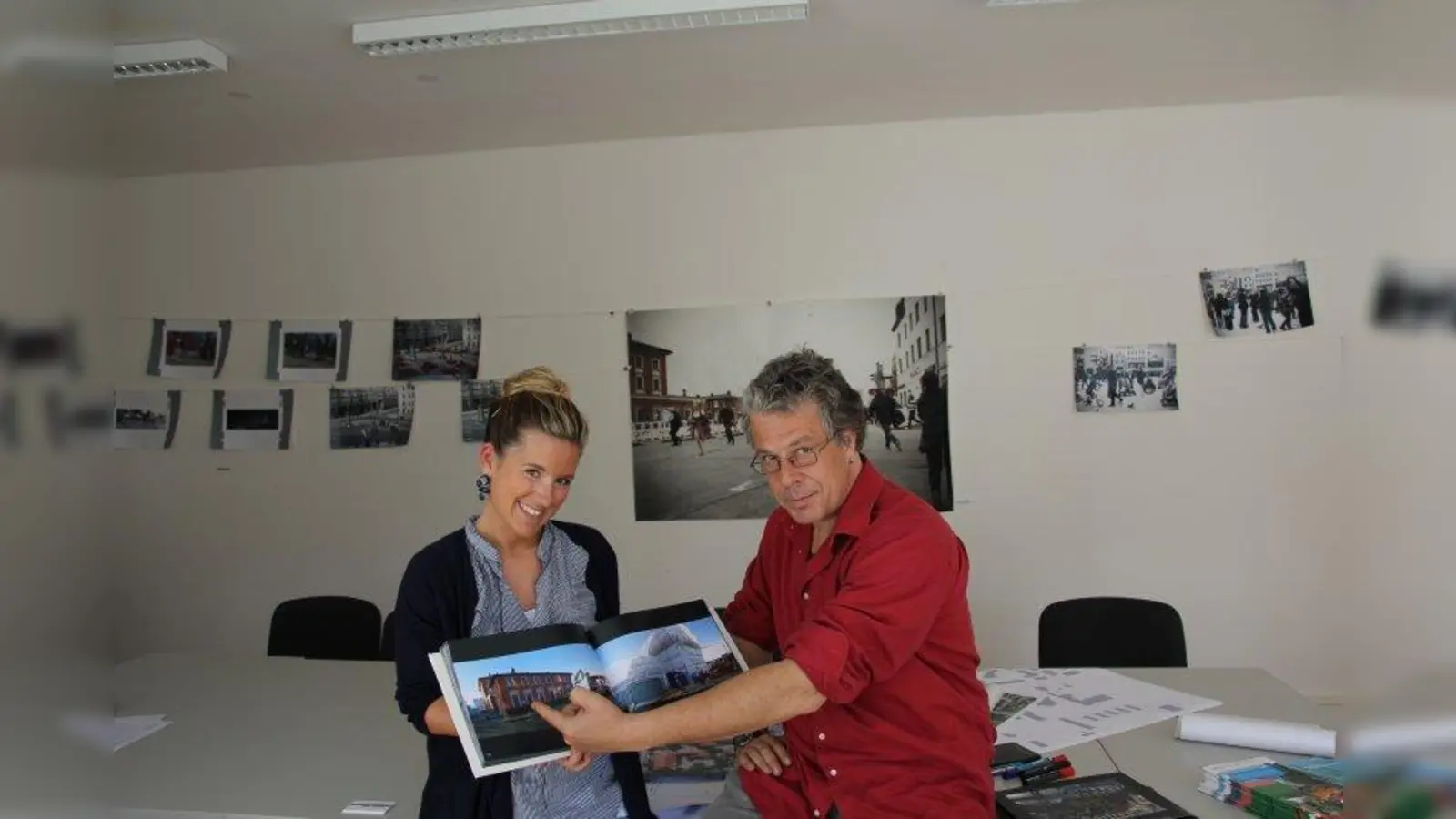 Der Künstler Max Ott mit Lena Eberl vom Stadtteilladen inmitten der Fotos und Bücher. Die Ausstellung ist bis Ende Mai zu sehen. (Foto: us)