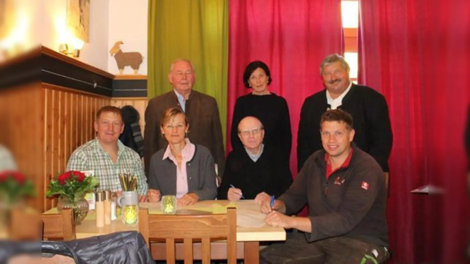 Bei der Vertragsunterzeichnung für den guten Zweck: (v. l.) Hans und Monika Glonner, Zorneding, Manfred Schmidt, Quirin Reitsberger, (hinten v.l.) Franz Pfluger, Ute Schmidt und Georg Reitsberger.  (Foto: VA)