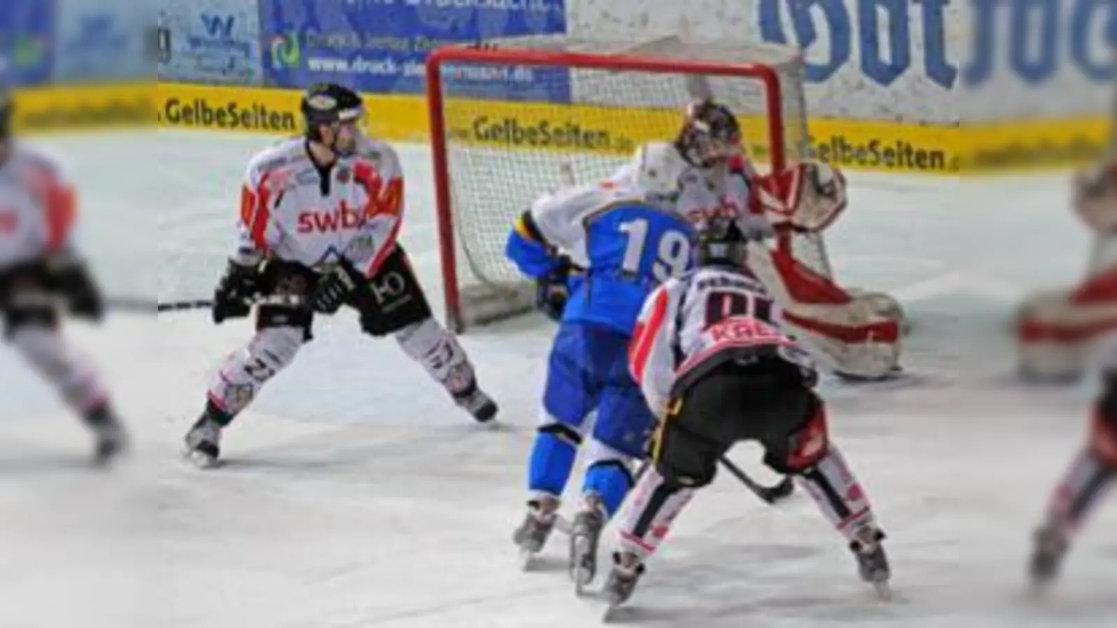 Brandon Dietrich (Nr. 19) bewahrte den EHC davor, gegen Bremerhaven ins Penaltyschießen gehen zu müssen.	    (Foto: Heike Feiner?)