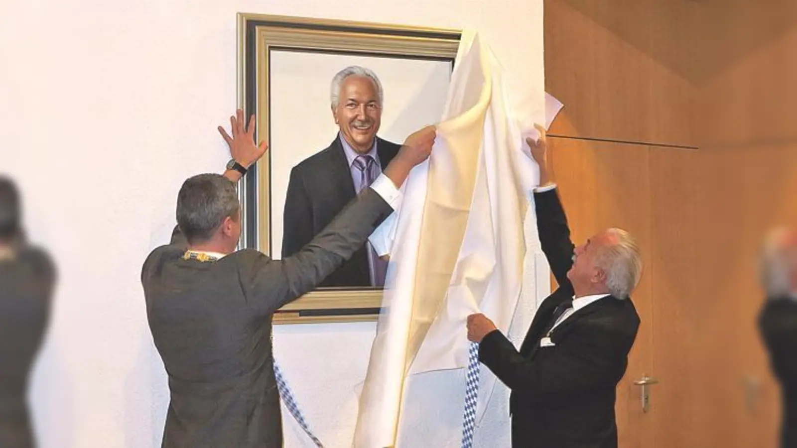 Erster Bürgermeister Böck und Altbürgermeister Zeitler enthüllen gemeinsam Zeitlers Porträt.	 (Foto: VA)