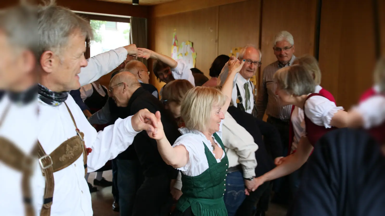 Die Gäste vom Café Malta in Berg am Laim schwungen gemeinsam mit der Volkstanzgruppe „Haxnschmeißer“ ihre Tanzbeine. (Foto: Sonja Schweiger/Malteser)