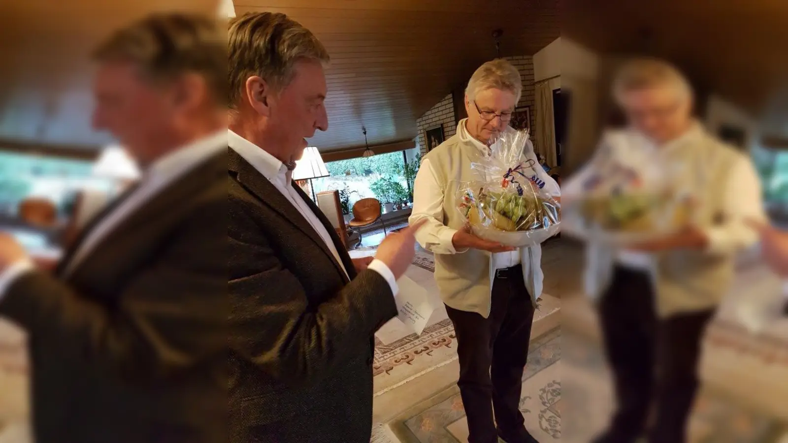 Roland Baumann feierte seinen 75. Geburtstag. Zur Gratulation überreichte Bürgermeister Frederik Röder einen Obstkorb. Herr Baumann und seine Frau wohnen seit 1977 in Alling. Als Sonderschulrektor leitete er 32 Jahre lang die Ernst-Barlach-Schule der Stiftung Pfennigparade für Kinder mit Körperbehinderungen in München. Nun im Ruhestand widmet er sich seinen Hobbys: Er liest gerne und viel. Beim Fischen – auch in Norwegen und Kanada - genießt er Idylle, Ruhe und Natur. Mit großer Hingabe gestaltet er den heimischen Garten. Als eifriger Zuhörer unterstützt er die „Hausmusik&amp;quot;, zu der er und seine Frau gelegentlich Allinger Bürger zu sich nach Hause einladen. (Foto: Gemeinde Alling)