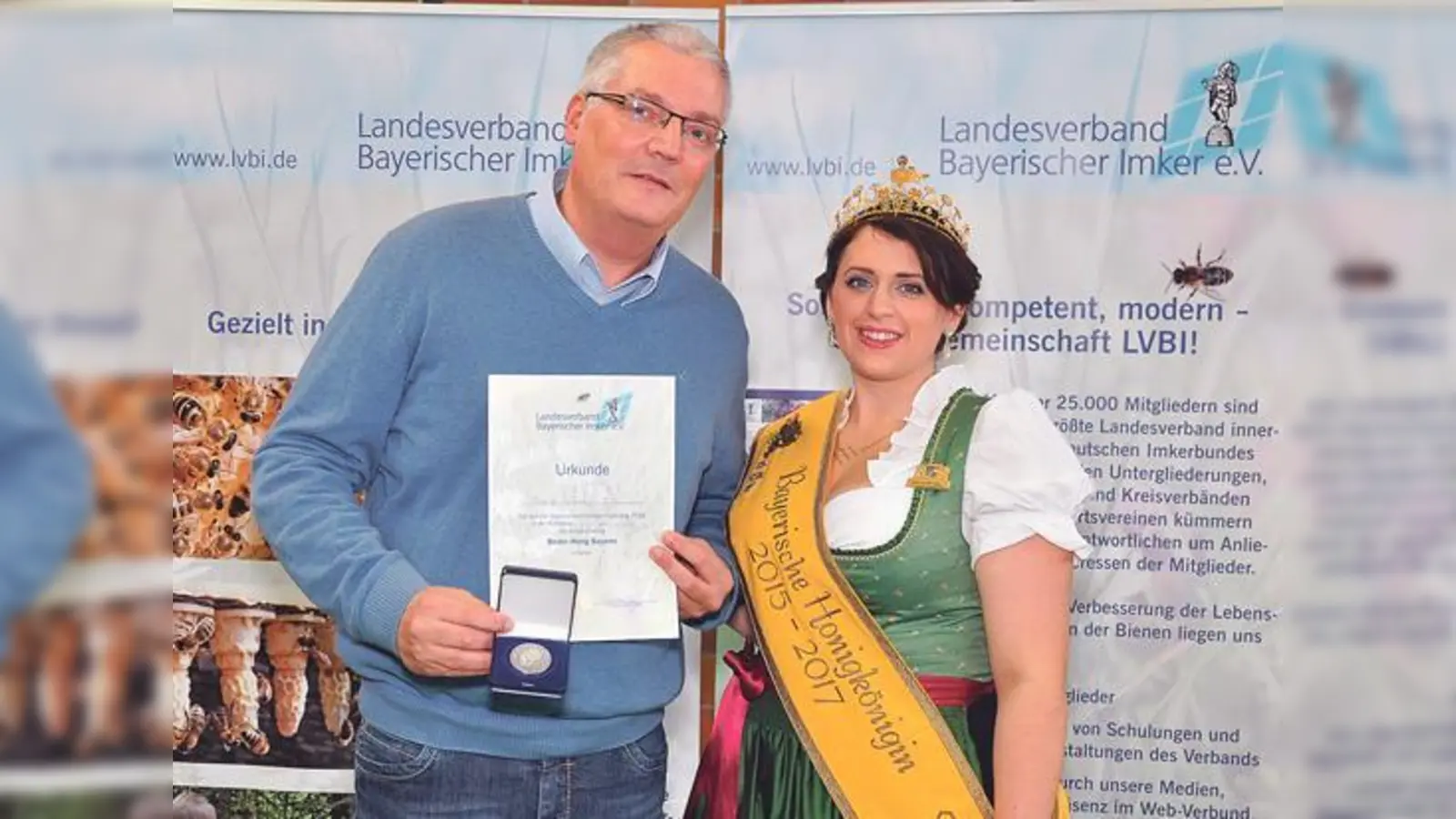 Honigkönigin Sabrina Moriggl überreichte Hobbyimker Bruno Willing seine Urkunde.	 (Foto: privat)