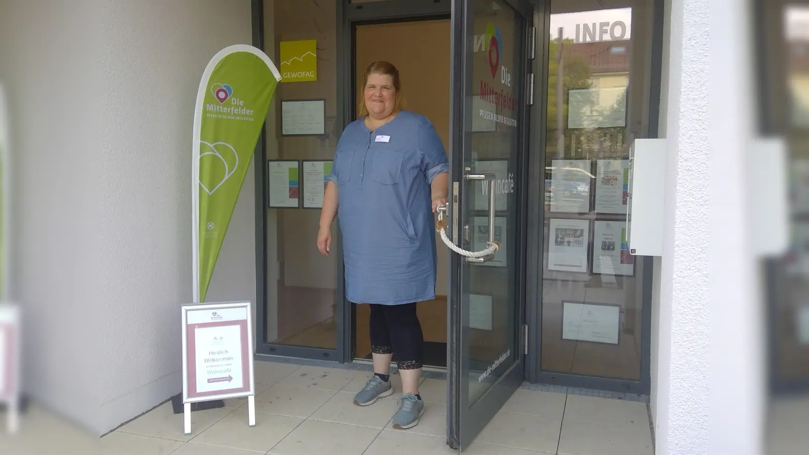 Katrin Alfes vor dem Wohncafé in der Cosimastraße 100: Hier finden verschiedene Angebote für Senioren statt – und demnächst auch ein Demenzcafé. (Foto: bas)