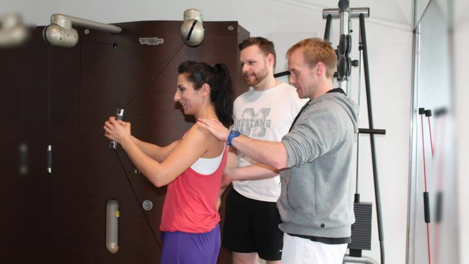 „Beim Einzeltraining kann man intensiver auf die Leute eingehen.” Ayse Ayranci und Oliver Otte mit Trainer Ralph Appel (r.). (Foto: bb)