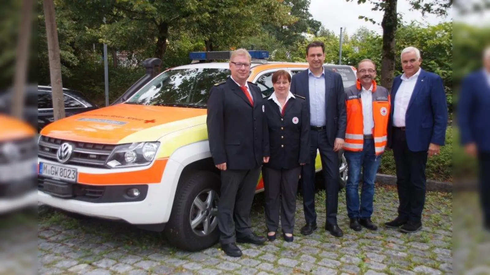 „Wir sind froh, dass wir euch haben!” Georg Eisenreich (Mitte) mit den beiden stv. Landesbereitschaftsleitern des BRK, Petra Luber und Dieter Hauenstein, (beide links) sowie Landesgeschäftsführer Leonhard Stärk und Martin Ibrom, stv. Geschäftsführer BRK-Bereitschaften  (von rechts). (Foto: job)