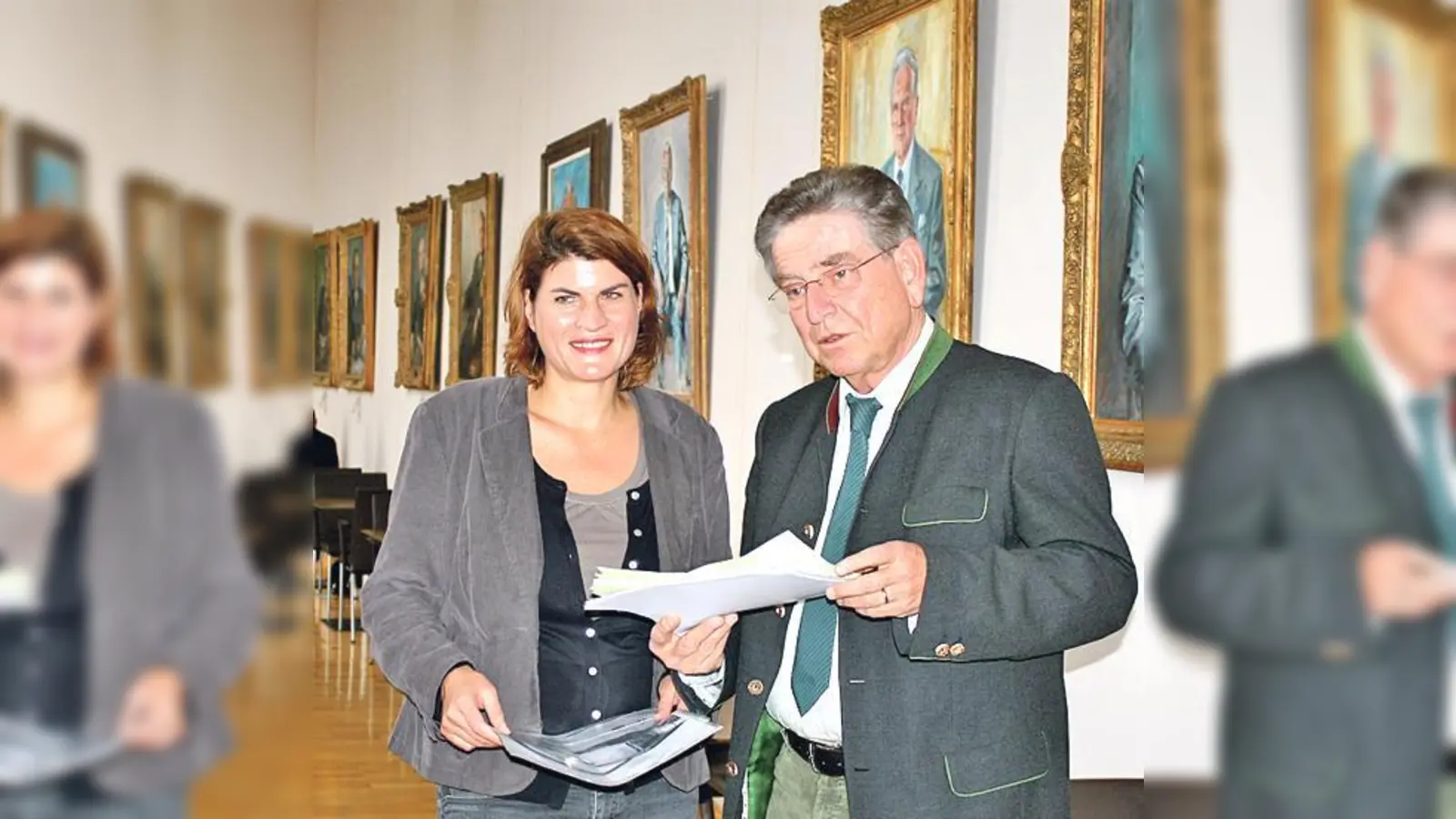MdL, Claudia Stamm und Dr. Thomas Goppel, MdL und Vorsitzender des Landesdenkmalrats bei der Unterschriftenübergabe.	 (Foto: Privat)
