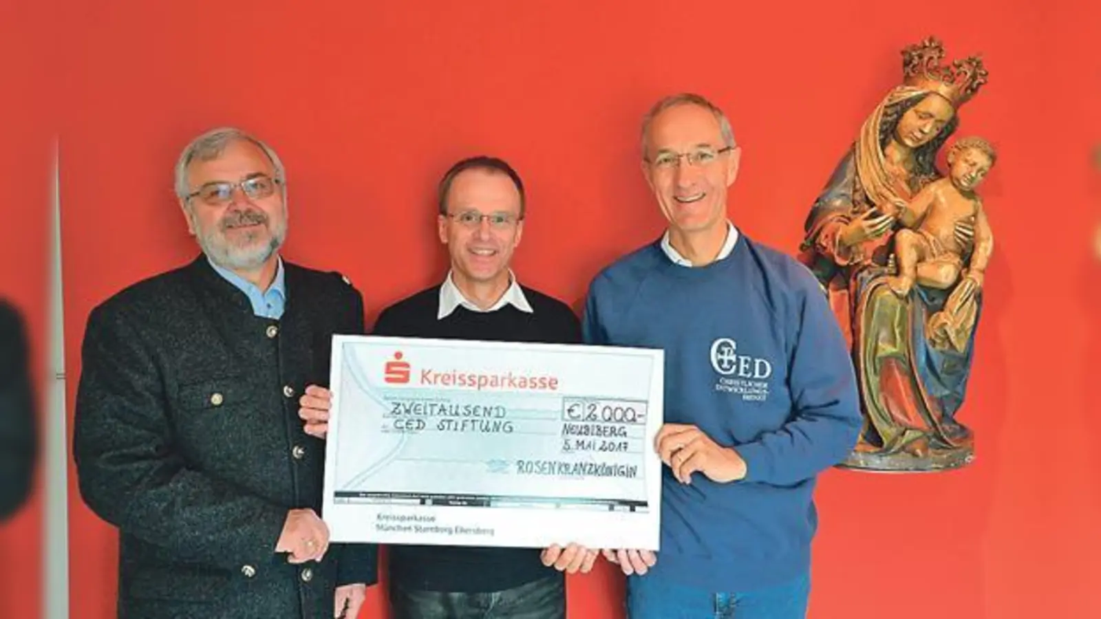 Ingo Heinemann (Kirchenpfleger der Pfarrei Rosenkranzkönigin), Pfarrer Stefan Füger, Patrik Scherrer (Stiftungsratsvorsitzender des CED) bei der Scheckübergabe (v. l.).	 (Foto: VA)