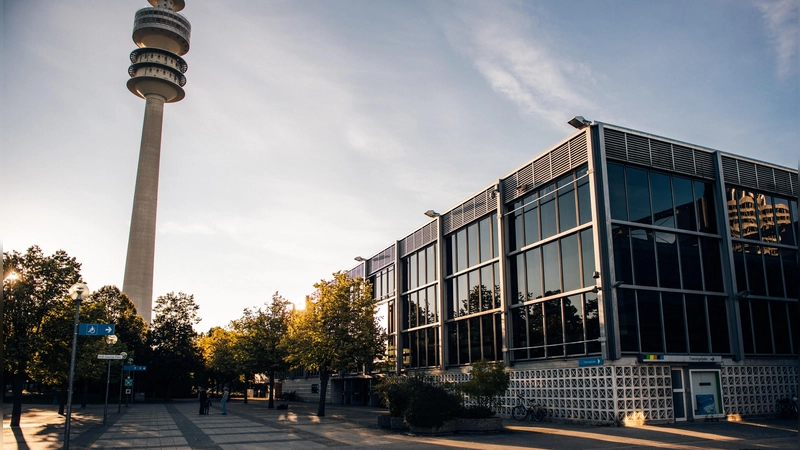 Als Eissportstätte hat sie ausgedient, doch schon Ende nächsten Jahres wird die Olympia-Eishalle zusammen mit der Trainingshalle zum großen Actionsportzentrum.  (Foto: Fabian Stoffers, Olympiapark München GmbH)