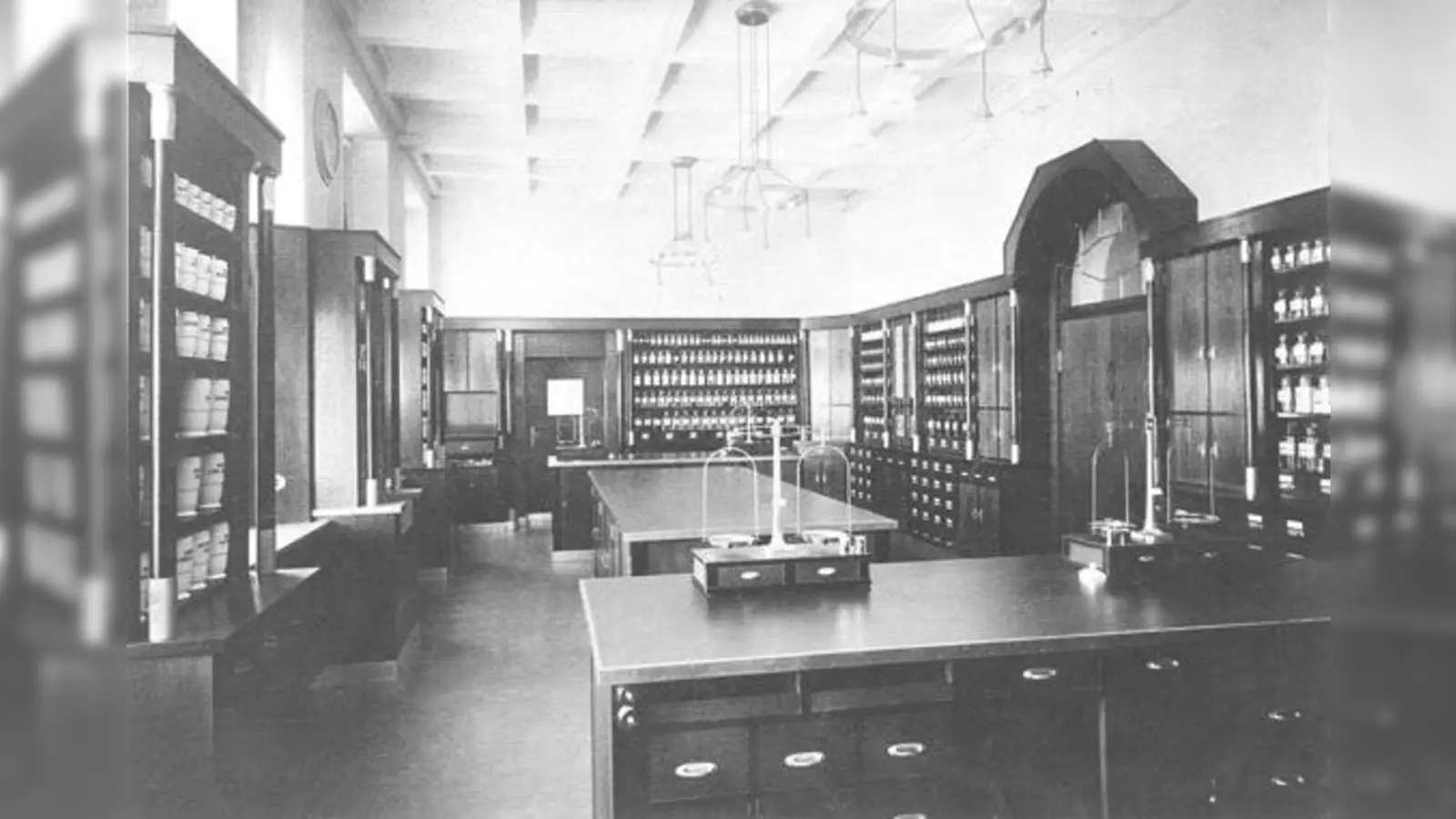 Blick in die Krankenhausapotheke um 1909/10. (Foto: Stadtarchiv)