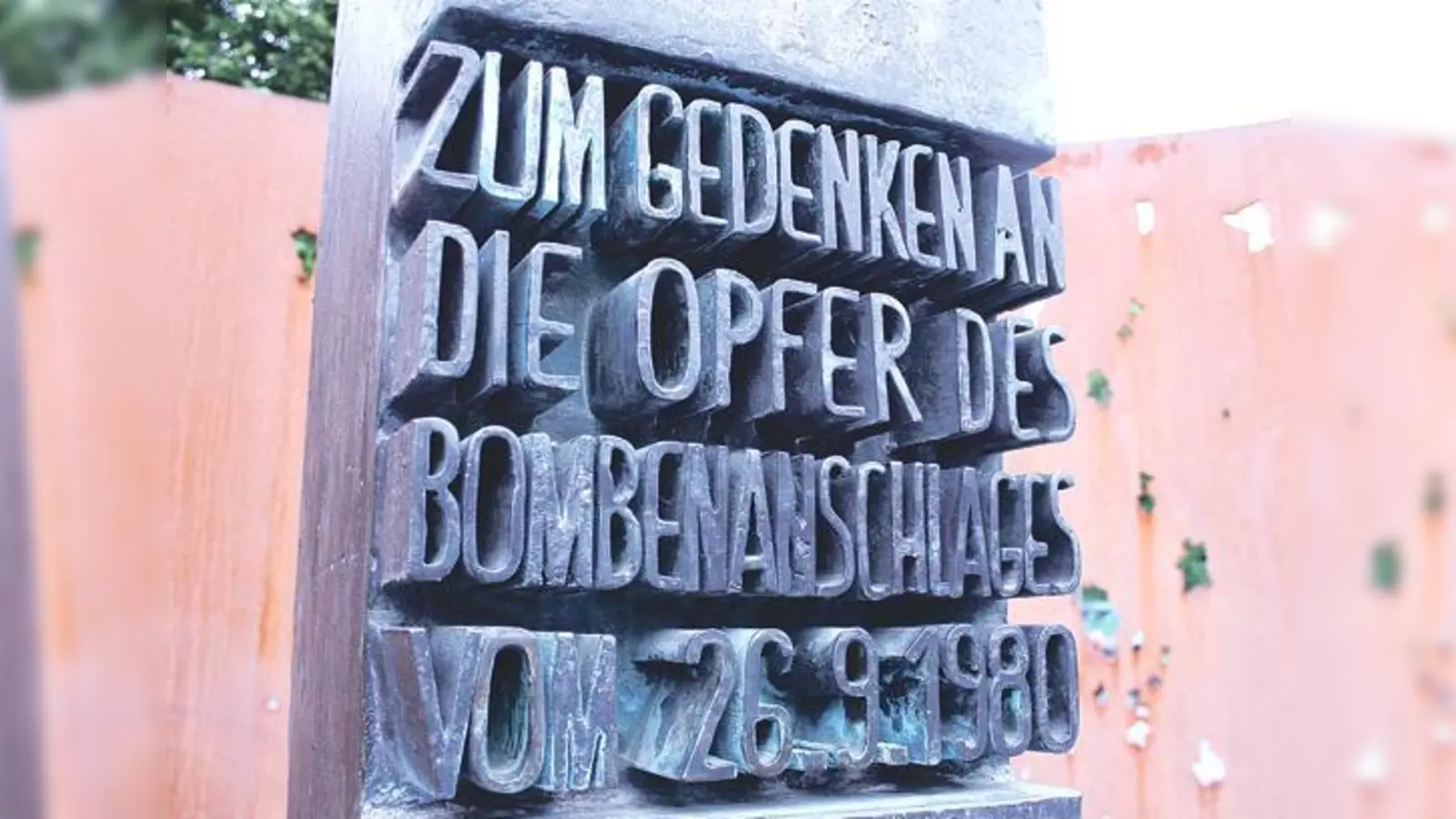 An der Theresienwiese gibt es diese Gedenksäule, die nach Ansicht einiger Kommunalpolitiker bei den Münchnern immer weniger präsent ist.	 (Foto: Archiv/cr)