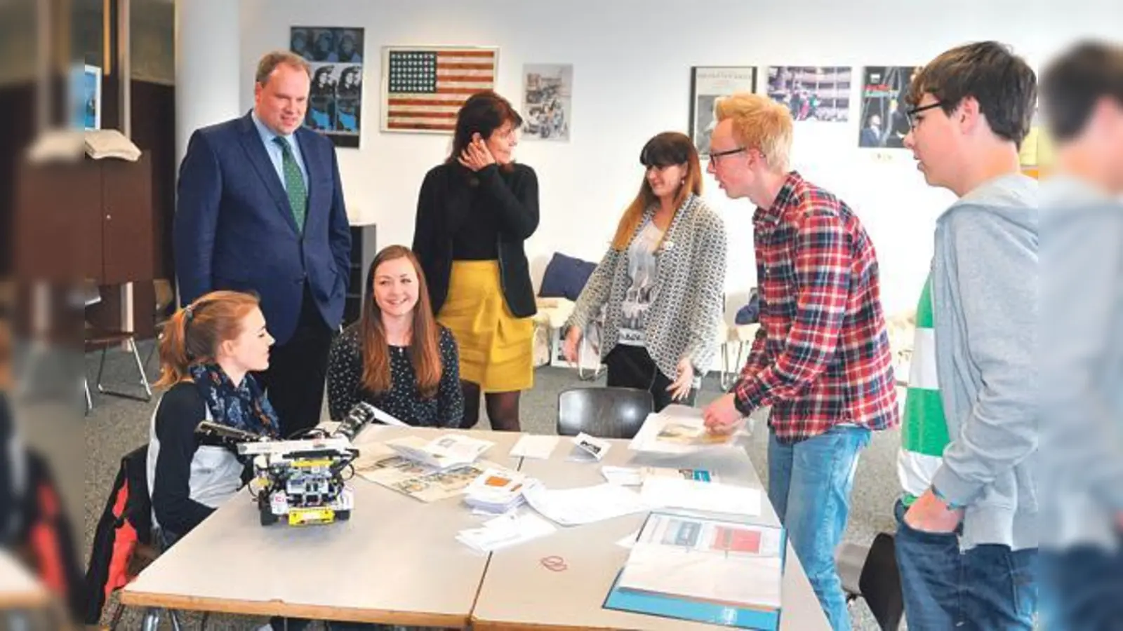 Christoph Göbel lobte den Ideenreichtum der  Unterhachinger Gymnasiasten.	 (Foto: Hufenreuter)