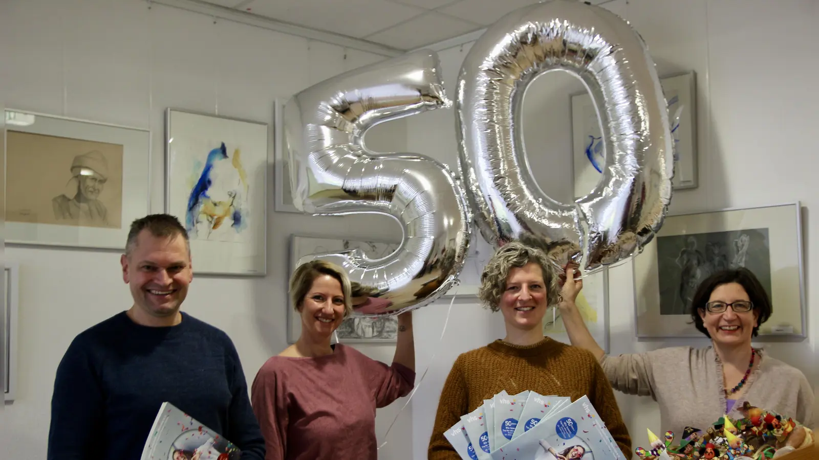 Die Würmtaler VHS wurde schon in 2020 50. Nun wird endlich nachgefeiert. v.l. Vorstand Klaus Tonte, Susanne Reicheneder, Geschäftsführerin Veronika Wagner und Karola Albrecht. (Foto: us)