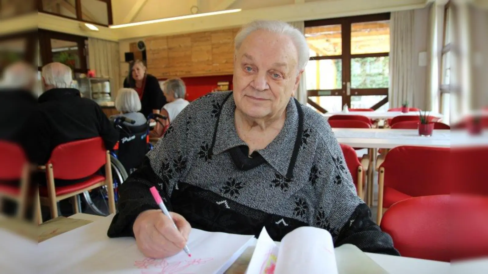 Der 84-jährige Herbert Weinmann malt täglich in der Caféteria des Altenheims Maria Eich in Krailling. Viele seiner Werke sind jetzt im Foyer des Heims zu sehen. (Foto: us)