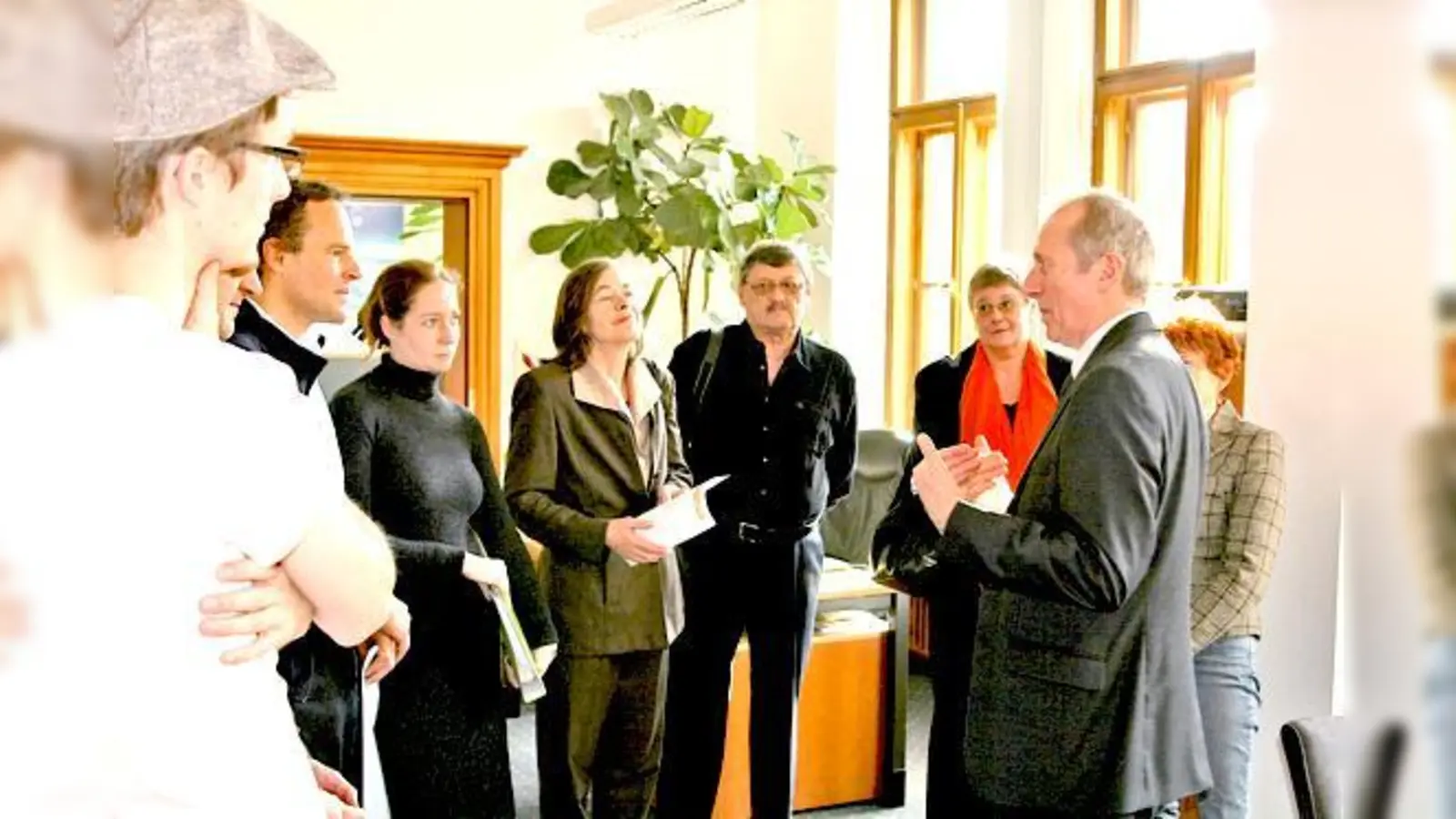 1.250 Unterschriften für den Erhalt der Kutscherhäuschen in der Birkenau wurde kürzlich von engagierten Bürgern an Hep Monatzeder übergeben.	 (Foto: mst)