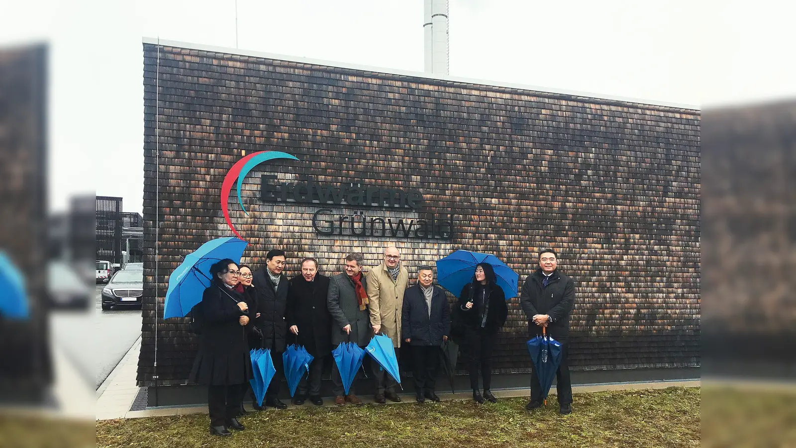 Bayanjargal Byambasaikhan, der Sondergesandte des mongolischen Präsidenten für Energiekooperation, Übersetzerin Lundeg Bayartuul, Stabschef Zandaakhuu Enkbold, Andreas Lederle, Geschäftsführer der Erdwärme Grünwald GmbH, GUHP-Geschäftsführer Wolfgang Geisinger, Professor Dr. Andreas Pitum, Honorargeneralkonsul der Mongolei, Dr. Damba Ganbat, Botschafter der Mongolei, Ochmaa Göbel und Budee Munkhtuya (v.r.) (Foto: VA)