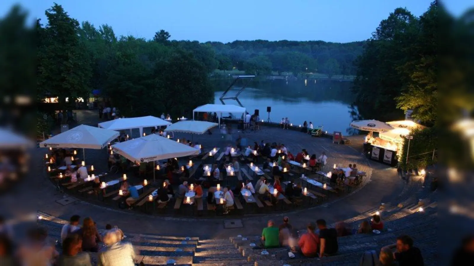 Die Seebühne im Westpark bietet ein einzigartiges Ambiente. Kombiniert mit Wein und musikalischer Begleitung bietet sie einen perfekten Ort, „um die Münchner zusammenzubringen”. (Foto: pi)