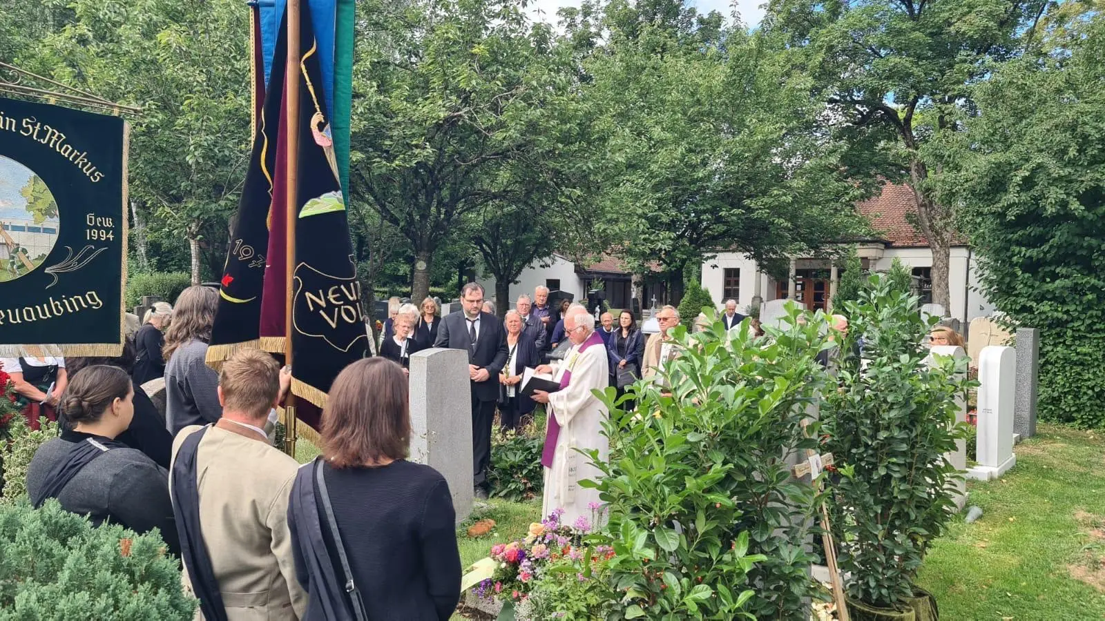 Fahnenabordnungen zur Trauerfeier für Peter Bauer, dem Ehrenvorstand der Neuaubinger Volksbühne. (Foto: L.Bauer)