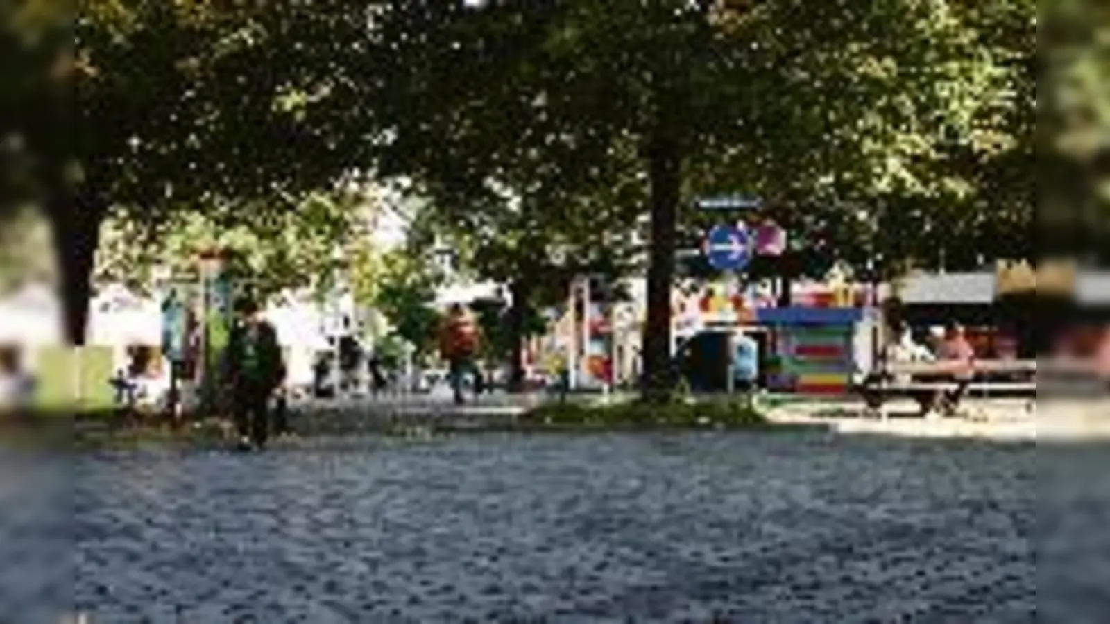 Blick vom Pariser Platz in die Weißenburger Straße gen Orleansplatz. Bewohner und Geschäftsleute klagen über die Drogenszene. Was helfen könnte: räumliche Veränderungen. Der Pariser Platz soll wieder zum Schmuckplatz werden.	  (Foto: ms)