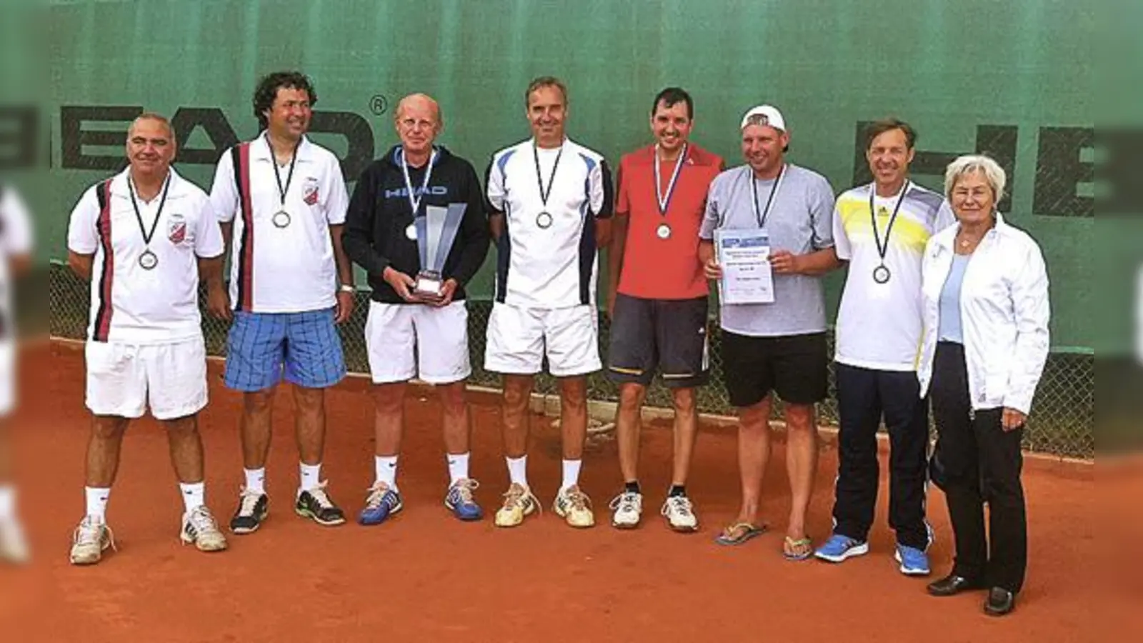 Die stolzen bayerischen Meister mit einer Vertreterin vom BTV.	 (Foto: Verein)