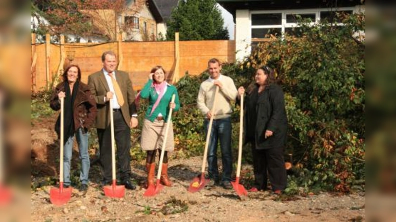 Glückliche Gesichter zum Spatenstich für den Krippenanbau: „Hier entsteht ein gelungenes Miteinander von Bestandshaus und Neubau, zugeschnitten auf die Bedürfnisse der künftigen Nutzer.“ V.L.: Bauamtsleiterin Elisabeth Breiter, Bürgermeister Christoph Göbel, Krippen-Leiterin Veronika Ertl, Bauunternehmer Markus Jeßberger und Architektin Claudia Haberl. (Foto: US)