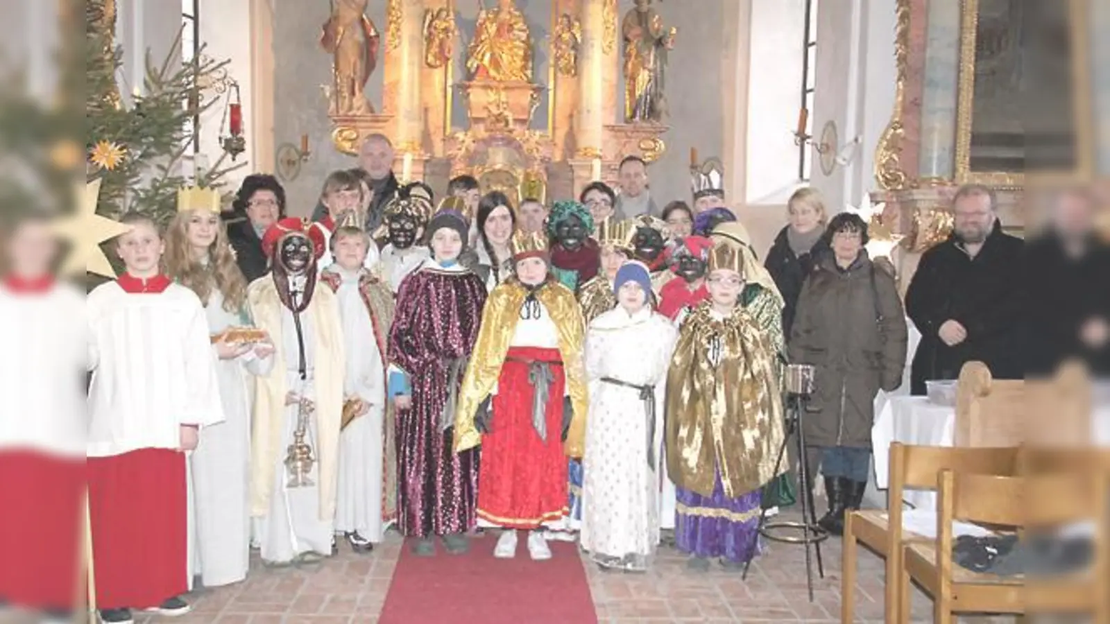 Die Sternsinger mit Markus Bittner bei der Aussendungsfeier.	 (Foto: privat)