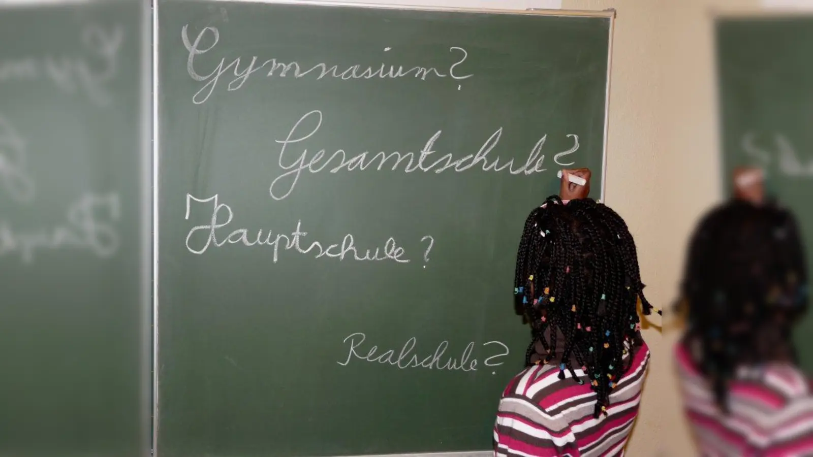 Damit Zuwandererkinder im Grundschulalter im schulischen Alltag besser zurecht kommen, bietet der Verein Hafis e.V. Hausaufgabenbetreuung an. (Foto: Dieter Schütz/pixelio.de)