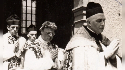 Alfred Delp (Mitte) bei seiner Primiz in Lampertheim 1937. Ab 1939 war er Seelsorger in der Pfarrei Heilig Blut in Bogenhausen. 1945 wurde er hingerichtet. (Foto: ECE-Provinz SJ)