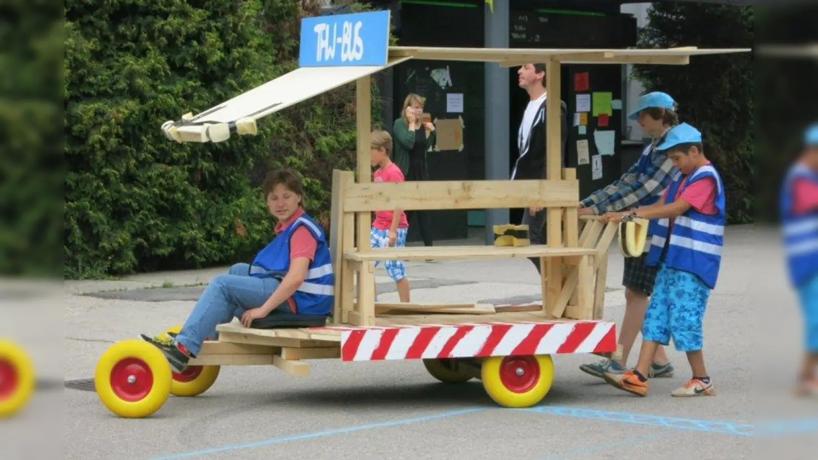 Mit dem THW-Bus in Mini-München unterwegs. (Foto: KuS)