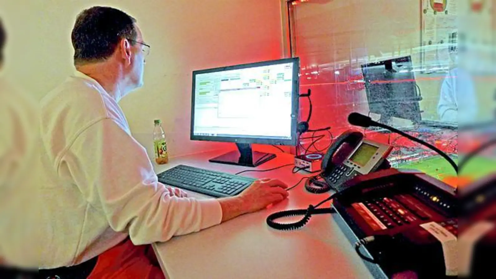 Fried Saacke in der Einsatzzentrale des BRK in der Münchner Allianz Arena.	 (Foto: BRK Ismaning)