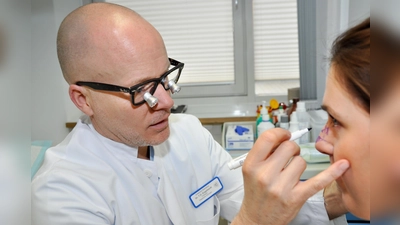 Dr. Timm Engelhardt demonstriert an seiner Kollegin, Assistenzärztin Kerstin Jäger, die Vorbereitung einer Lappenplastik für eine Patientin mit Hautkrebs an der Nasenspitze.  (Foto: Sybille Föll)