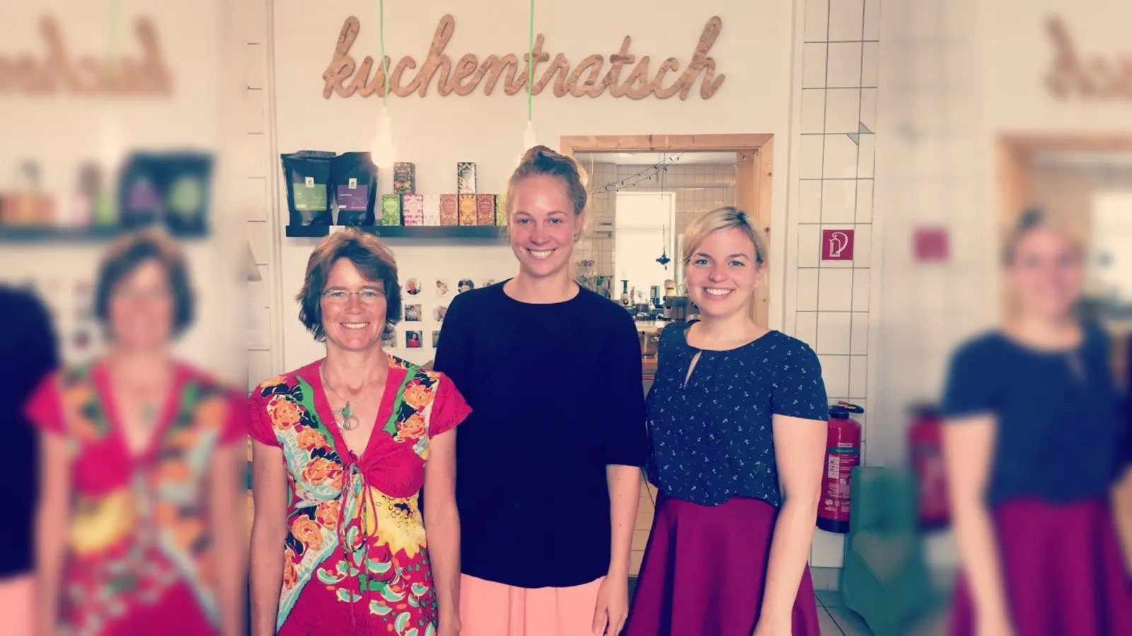 Begeistert in der Backstube (von links): Bezirksausschuss-Vorsitzende Sibylle Stöhr, Katharina Mayer von Kuchentratsch und MdL Katharina Schulze. (Foto: Verena Kuch)
