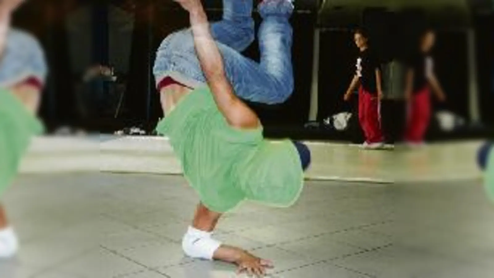 Sieht gefährlich aus, aber mit dem richtigen Training ist das alles kein Problem. Im Breakdance-Projekt kann man solche Aktionen lernen.	  (Foto: Carsten Fertig)
