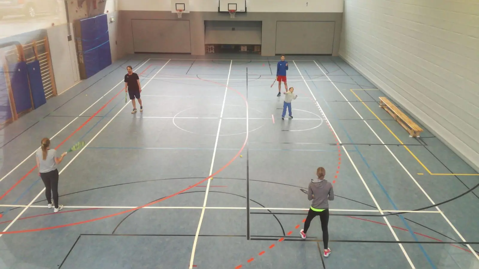 Der großzügige Raum war Glück für Besucher, zudem erlebten sie die Aufwärmphase der Profispieler live. (Foto: VA)