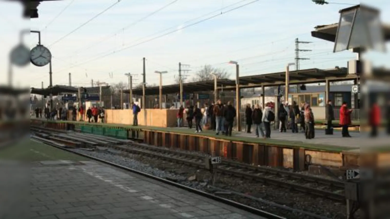 Reisende in Pasing müssen wetterfest sein. Neue Dächer und Windschutzelemente sind erst fürs kommende Jahr geplant. Die gewohnten Aufenthaltshäuschen auf den Bahnsteigen sind allerdings ersatzlos gestrichen. (Foto: US)