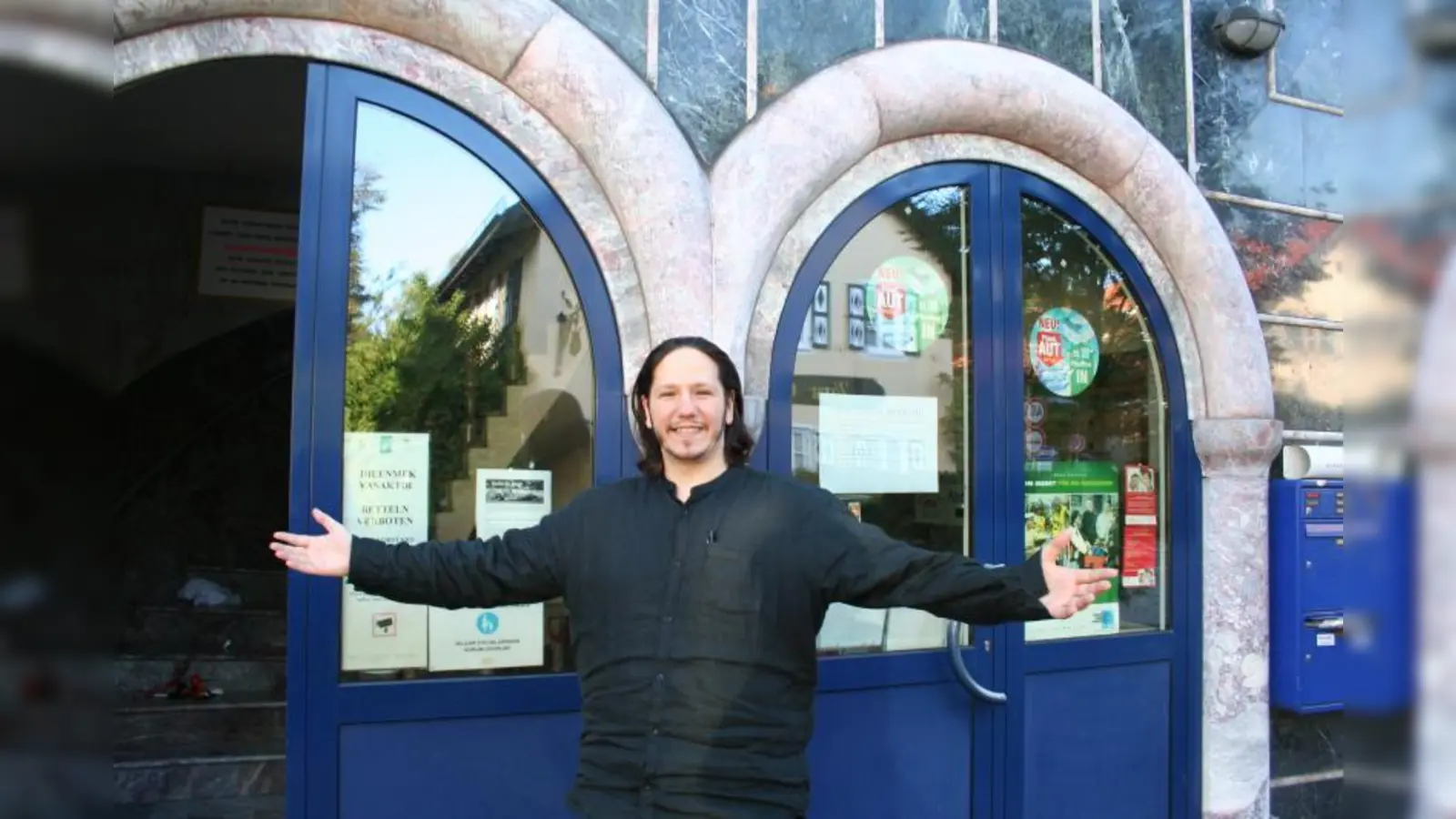 „Unsere Türen stehen offen.“ Volkan Türlü führt die Gruppe aus dem ASZ Isarvorstadt durch die Pasinger Moschee. (Foto: Archiv)