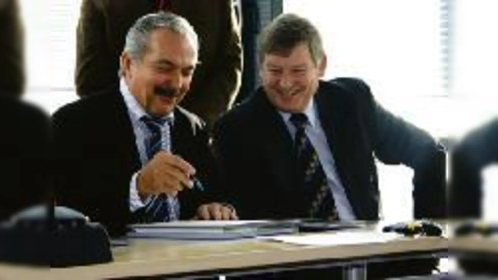 Rolf Zeitler unterschreibt den Mietvertrag, zu dem auch Eberhard Greif sein »Okay« gegeben hat (o.)  die SKCler (r.) sind schon eingezogen.	  (Fotos: gf)