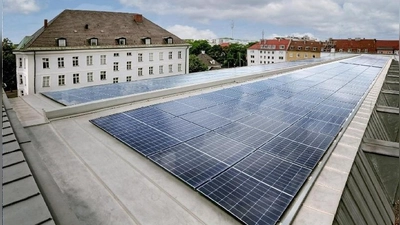 Rund 100.000 Kilowattstunden Strom pro Jahr produziert die neue PV-Anlage auf dem Dach des Stadtarchiv-Magazinbaus in der Schleißheimer Straße 105. (Foto: © Jörg Steffens)