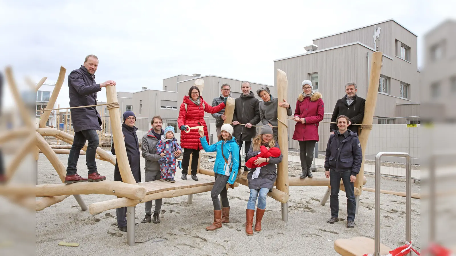 Stadtbaurätin Elisabeth Merk (Mitte, rote Jacke) überab den Mitgliedern der Baugemeinschaft "Der Kleine Prinz" im Prinz-Eugen-Park den symbolischen Schlüssel. (Foto: Michael Nagy/Landeshauptstadt München)