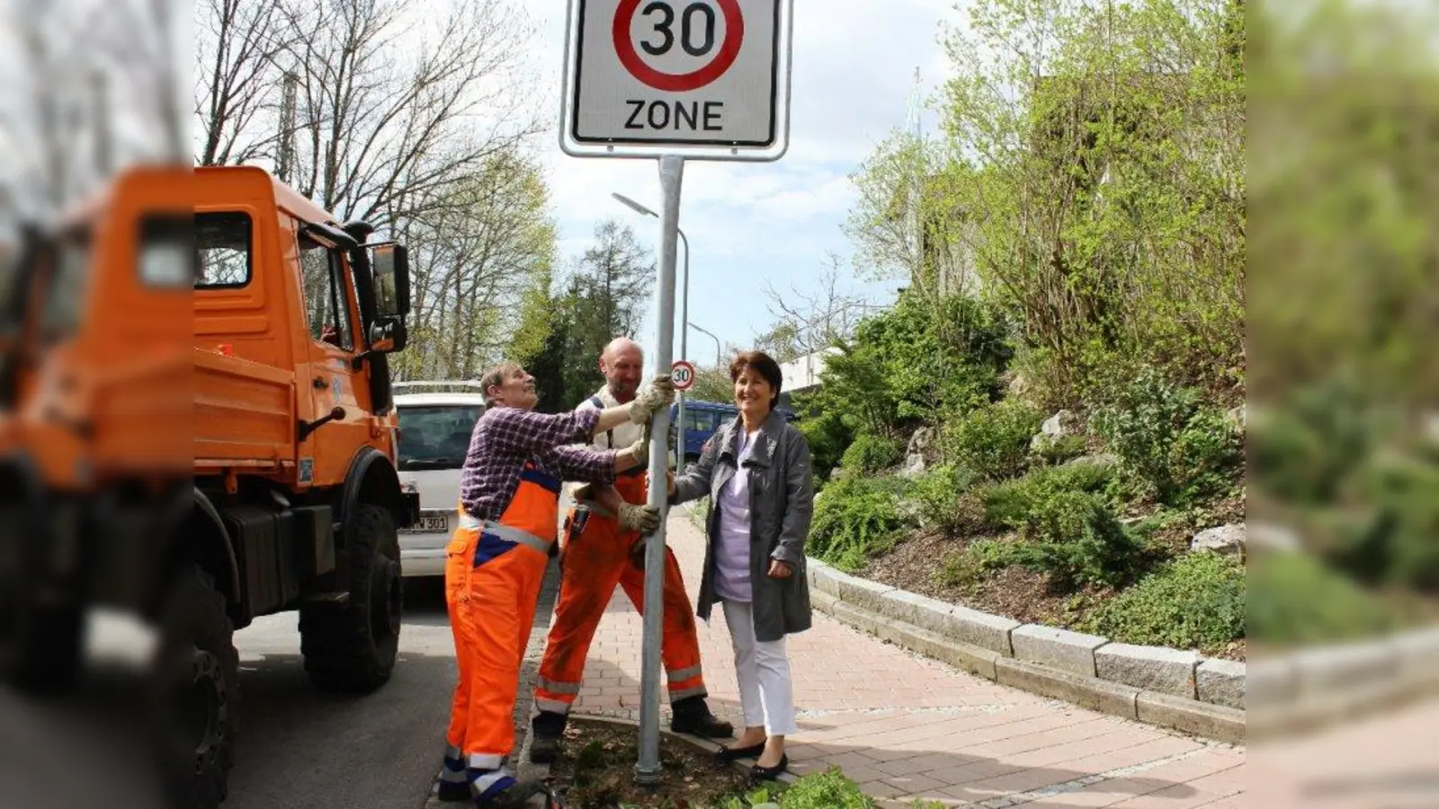 Wie steht´s mit der Umsetzung des Tempo-30-Zonenkonzepts fürs gesamten Gemeindegebiet? Dafür interessierte sich das Publikum der ersten Verkehrskonferenz in Krailling besonders. Das Bild entstand schon vor vier Jahren. Damals stellten die Bauhofmitarbeiter Franz-Xaver Loy und Dieter Müssig mit Bürgermeisterin Christine Borst (v.l.) die ersten Schilder der Tempo-30-Zone an der Ecke Pentenrieder-/ Alpenstraße auf. (Foto: us/archiv)