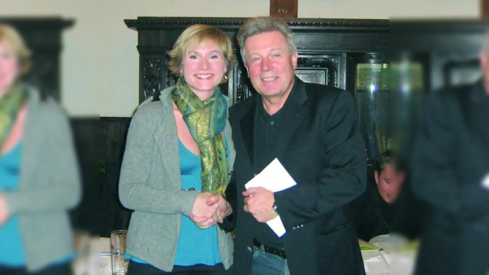 Der Vorsitzende der FDP München, Dr. Rainer Stinner, (r.) gratuliert Anke Pöhlmannn zum Vorsitz der Jungen Liberalen (JuLis) München. (Foto: FDP)