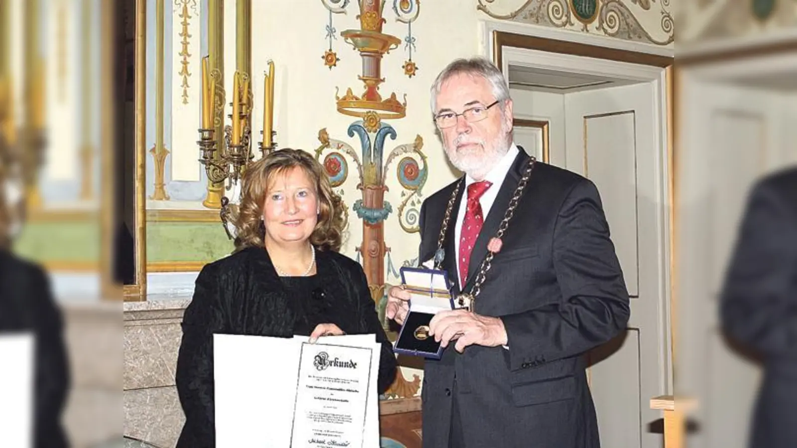 Bürgermeister Michael Sedlmair überreicht Annette Ganssmüller-Maluche die Goldene Ehrenmedaille der Gemeinde Ismaning. 	 (Foto: Therese Dullinger)