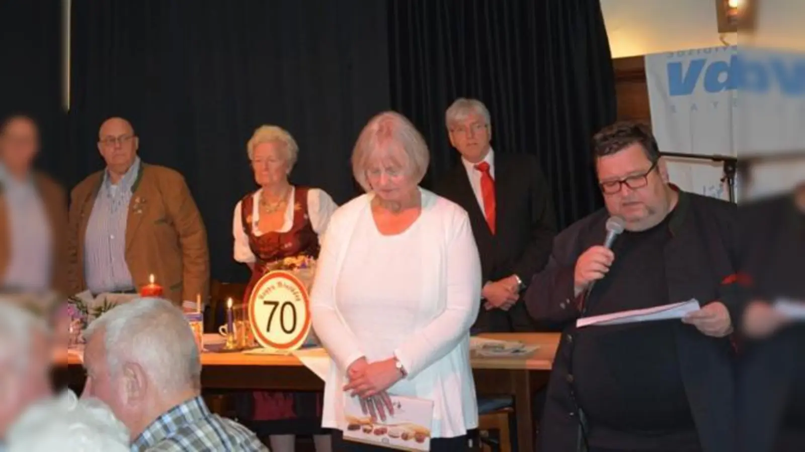 Vorne: Pfarrerin Sabine Nagel und Monsignore Martin Cambensy, im Hintergrund (von re.) der Vorstand des VdK-Moosach:  Erhard Wnendt, Sigrid Kabis, Uwe Pociecha.	 (Foto: VA)