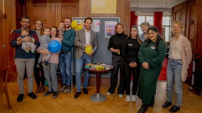 Bürgermeister Andreas Bukowski (Mitte links) und Evi Fahmüller vom Familienzentrum (Mitte rechts) begrüßten mit Mitarbeitern der Gemeinde und des Landratsamtes frischgebackene Familien beim Babyempfang. (Foto: Janina Kufner)