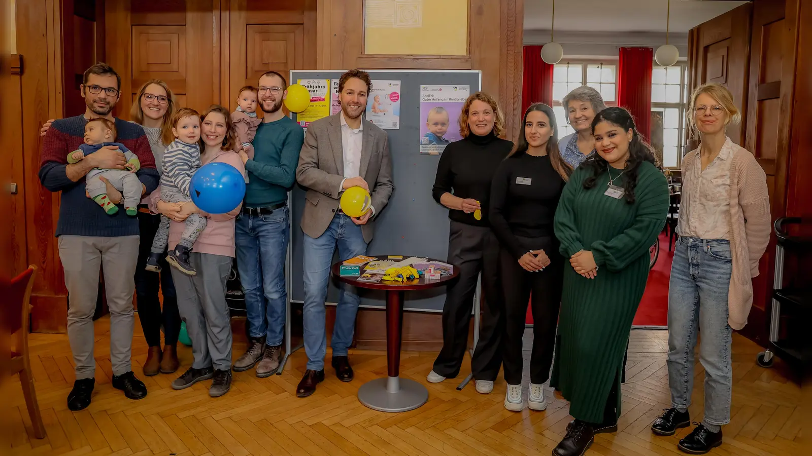 Bürgermeister Andreas Bukowski (Mitte links) und Evi Fahmüller vom Familienzentrum (Mitte rechts) begrüßten mit Mitarbeitern der Gemeinde und des Landratsamtes frischgebackene Familien beim Babyempfang. (Foto: Janina Kufner)