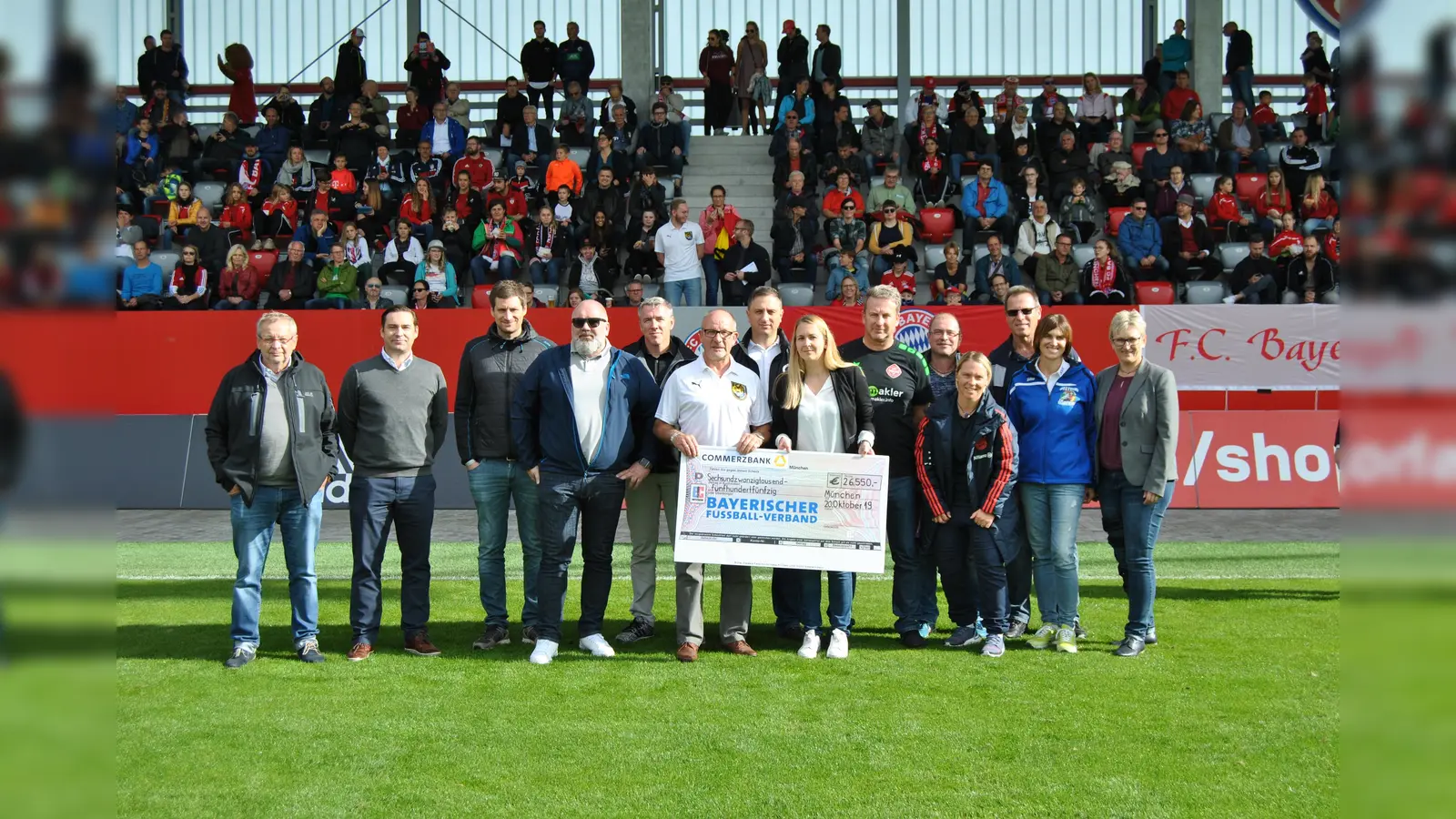 Silke Raml (rechts) und Sandra Hofmann (Mitte, mit Scheck) haben im Vorfeld des Frauen Bundesliga-Spiels des FC Bayern gegen Turbine Potsdam die diesjährigen Bonusschecks an 14 bayerische Vereine übergeben. (Foto: BFV )