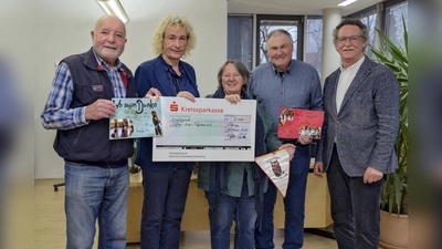 Scheckübergabe: v.l. : Erwin Eckl, 1. Vorstand des EC Planegg-Geisenbrunn, Benefizspiel-Organisatorin Micha Rabeneck, Petra Bezdek vom Eltern-Kind-Programm Stockdorf, Klaus Wüst, Präsident des ESC Planegg und Schirmherr Bürgermeister Heinrich Hofmann. (Foto: Gemeinde Planegg)