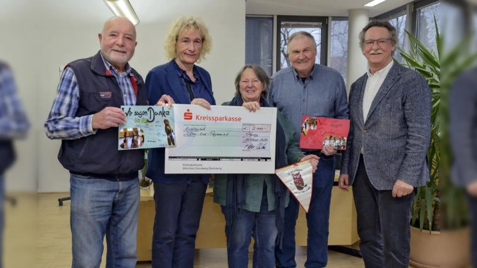 Scheckübergabe: v.l. : Erwin Eckl, 1. Vorstand des EC Planegg-Geisenbrunn, Benefizspiel-Organisatorin Micha Rabeneck, Petra Bezdek vom Eltern-Kind-Programm Stockdorf, Klaus Wüst, Präsident des ESC Planegg und Schirmherr Bürgermeister Heinrich Hofmann. (Foto: Gemeinde Planegg)