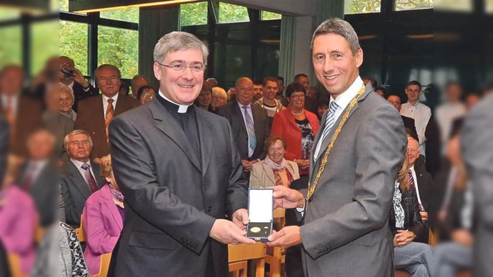 Pfarrer Braun erhielt zum Abschied von Bürgermeister C. Böck die Ehrenmedaille in Gold.	 (Foto: Gemeinde)
