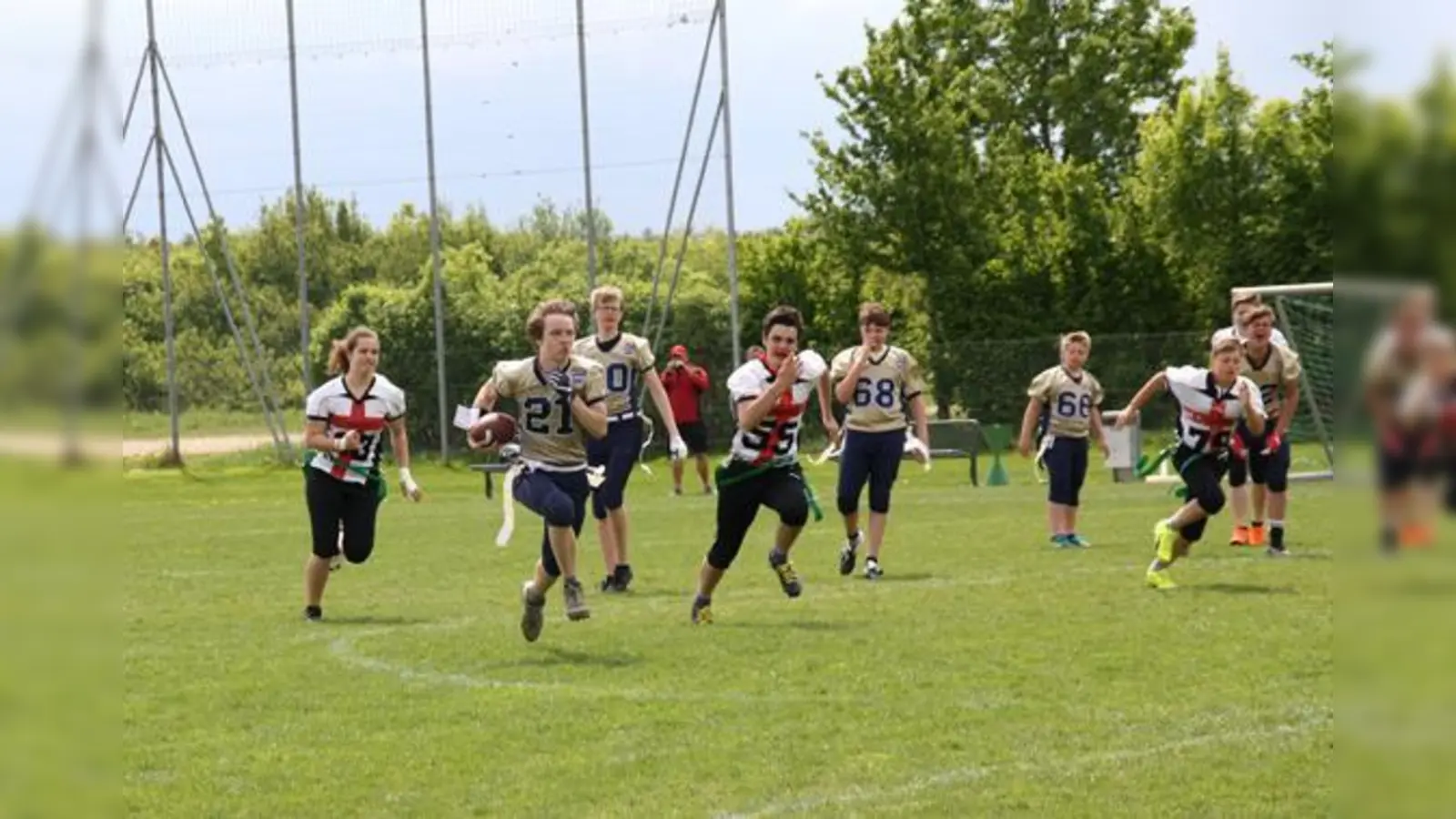 Bulls-Quarterback Daniel Brandl läuft gegen die Crusaders selbst zum First Down. 	 (Foto: Renate Maier)